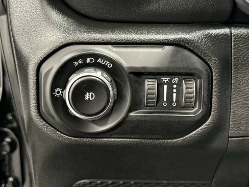 Used 2022 Jeep Wrangler Unlimited Sahara AWD/4WD image 18