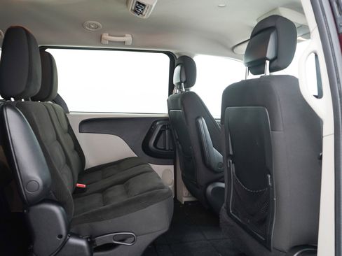 Used 2018 Dodge Grand Caravan SE FWD image 12