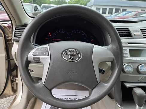 Used 2010 Toyota Camry LE image 17
