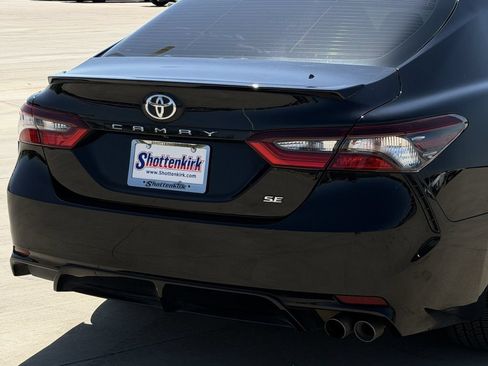 Used 2021 Toyota Camry SE FWD image 6
