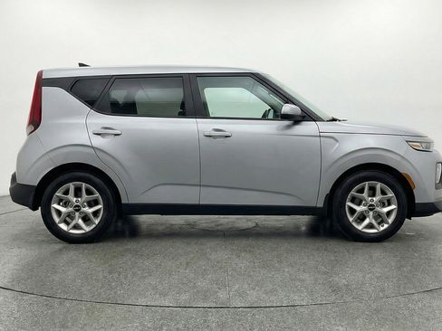 Used 2025 Kia Soul LX w/ LX Technology Package FWD image 11