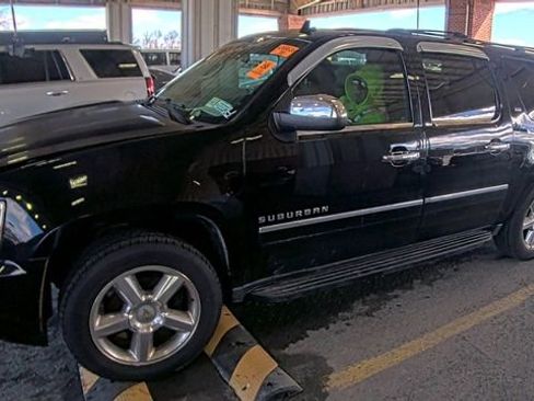 Used 2014 Chevrolet Suburban LTZ image 3