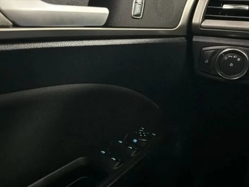 Used 2018 Ford Fusion SE w/ Fusion SE Technology Package FWD image 15
