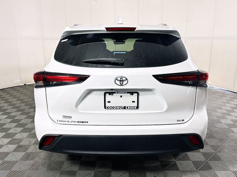 Used 2024 Toyota Highlander XLE FWD image 4