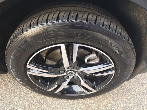 Used 2023 Volvo XC40 B5 Plus w/ Driver Assist Package image 9