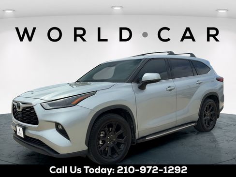 Used 2022 Toyota Highlander LE FWD image 12