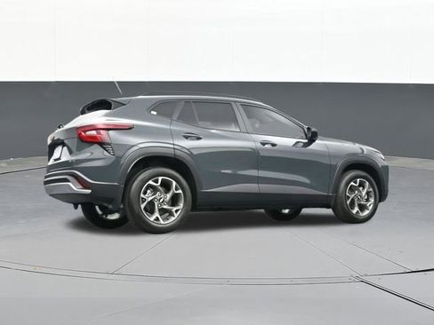 Used 2025 Chevrolet Trax LT FWD image 46
