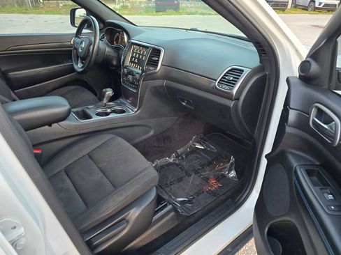 Certified 2018 Jeep Grand Cherokee Laredo AWD/4WD image 32