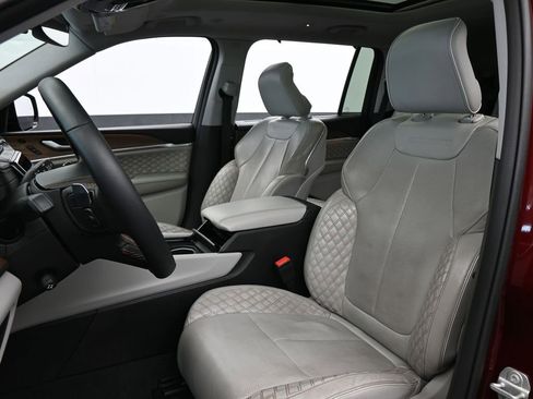 Used 2023 Jeep Grand Cherokee L Summit w/ Luxury Tech Group V image 10