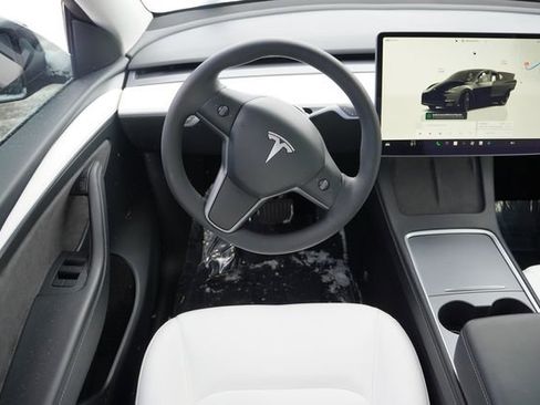 Used 2025 Tesla Model Y Long Range image 19