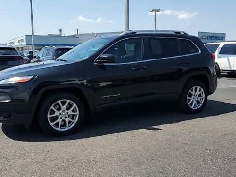 Used 2016 Jeep Cherokee Latitude w/ Cold Weather Group FWD image 4