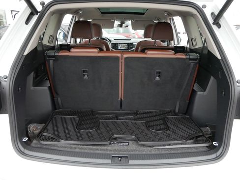 Certified 2022 Volkswagen Atlas SEL R-Line image 18