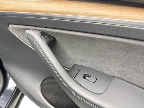 Used 2024 Tesla Model Y Long Range AWD/4WD image 49