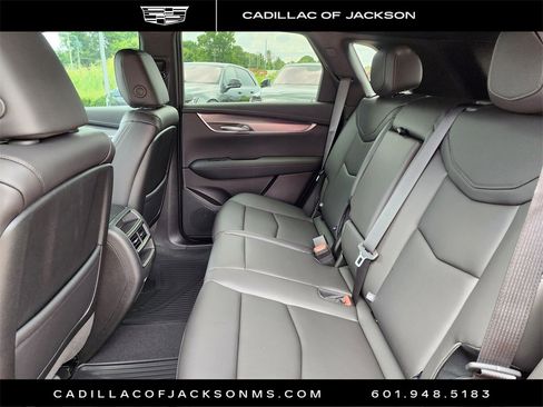 New 2025 Cadillac XT5 Luxury image 8