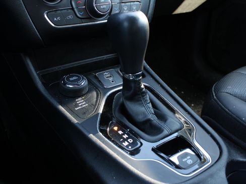 Used 2019 Jeep Cherokee Limited image 15