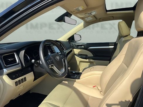 Used 2018 Toyota Highlander XLE image 9
