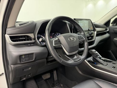 Used 2022 Toyota Highlander XLE FWD image 19