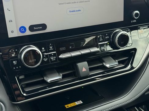 Used 2024 Toyota Highlander Limited image 34