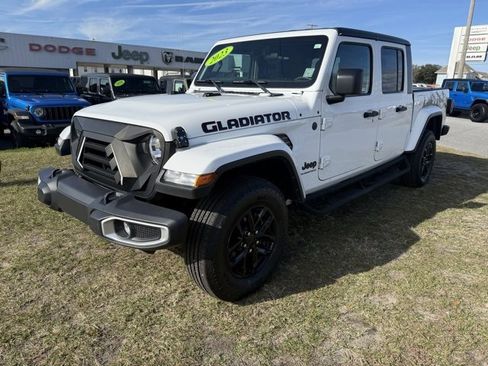 Used 2023 Jeep Gladiator Sport image 3