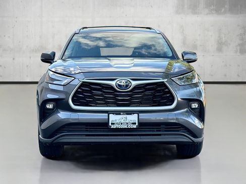 Used 2022 Toyota Highlander XLE image 2