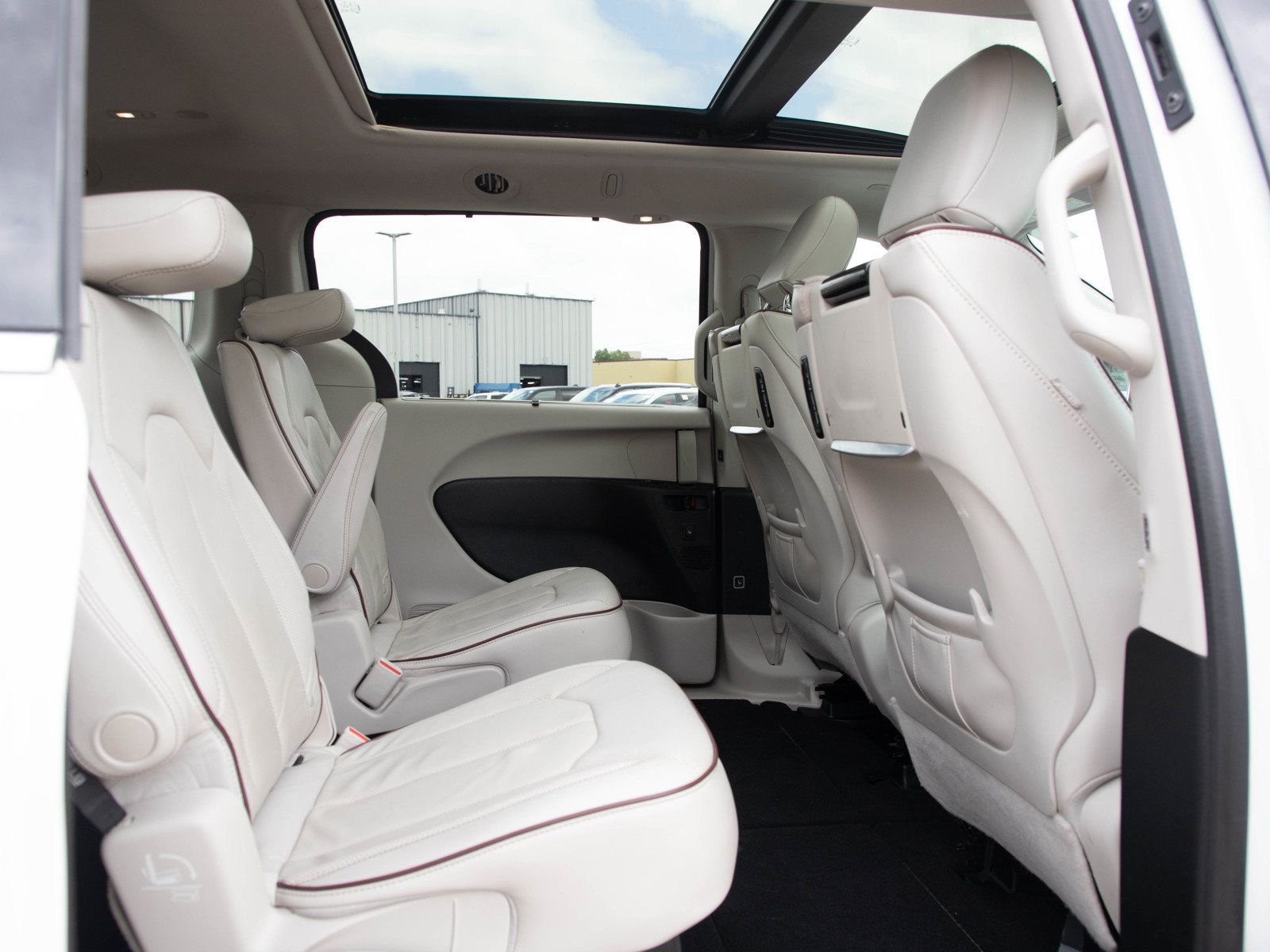 Used 2017 Chrysler Pacifica Limited FWD image 12