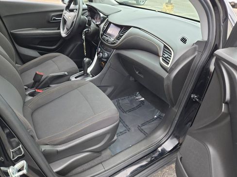 Used 2020 Chevrolet Trax LS w/ LPO, Cargo Package FWD image 6