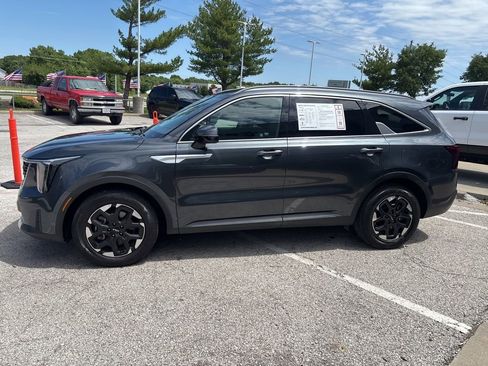 Used 2024 Kia Sorento S FWD image 16