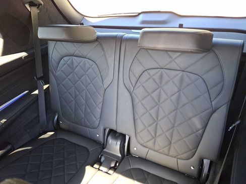 Used 2023 BMW X7 xDrive40i w/ M Sport Package AWD/4WD image 11