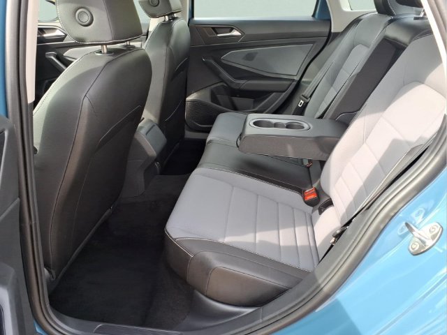 Used 2025 Volkswagen Jetta SE FWD image 19