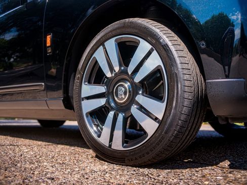 Used 2022 Rolls-Royce Cullinan w/ Dynamic Package image 9