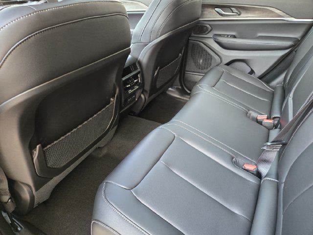 New 2027 Jeep Grand Cherokee Limited RWD image 21