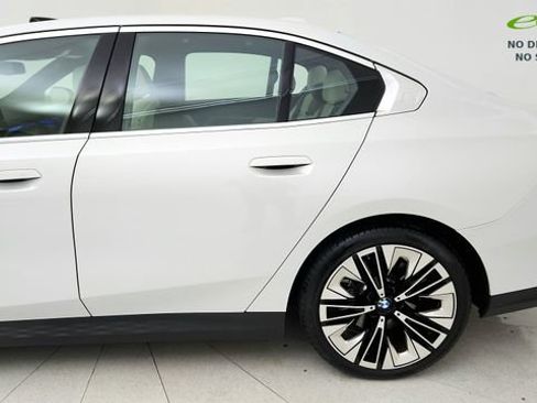 Used 2025 BMW 540i xDrive AWD/4WD image 18