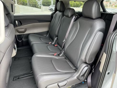 New 2026 Kia Carnival EX image 25