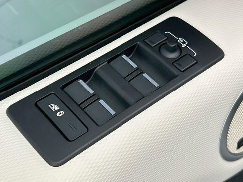 Used 2024 Land Rover Discovery Dynamic SE AWD/4WD image 22