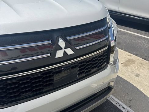 Used 2025 Mitsubishi Outlander SE image 1