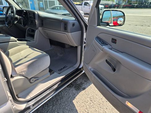 Used 2004 GMC Yukon SLE w/ Sound System Plus Package AWD/4WD image 12