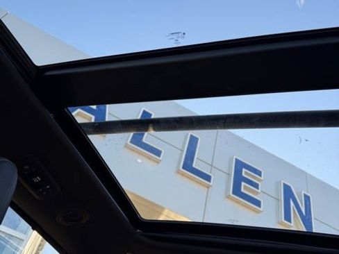 Used 2025 Chrysler Pacifica Limited image 12