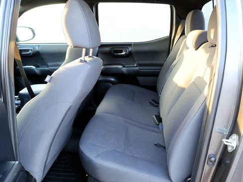 Used 2019 Toyota Tacoma TRD Sport w/ Technology Package image 18