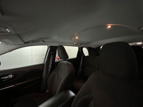 Used 2019 Jeep Cherokee Latitude w/ Popular Appearance Group FWD image 25