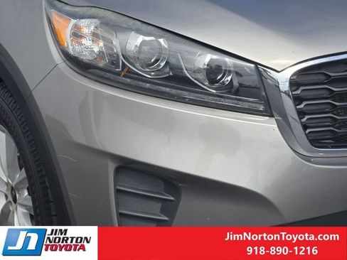 Used 2019 Kia Sorento AWD V6 image 9