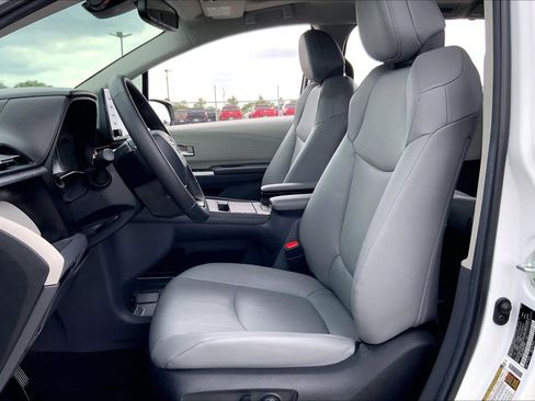 Certified 2024 Toyota Sienna XLE FWD image 8