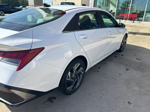 Used 2025 Hyundai Elantra Limited FWD image 9