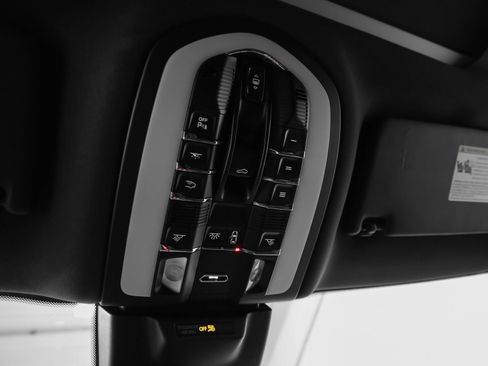Certified 2022 Porsche Macan AWD/4WD image 36