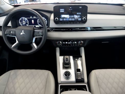 Used 2023 Mitsubishi Outlander SEL image 17