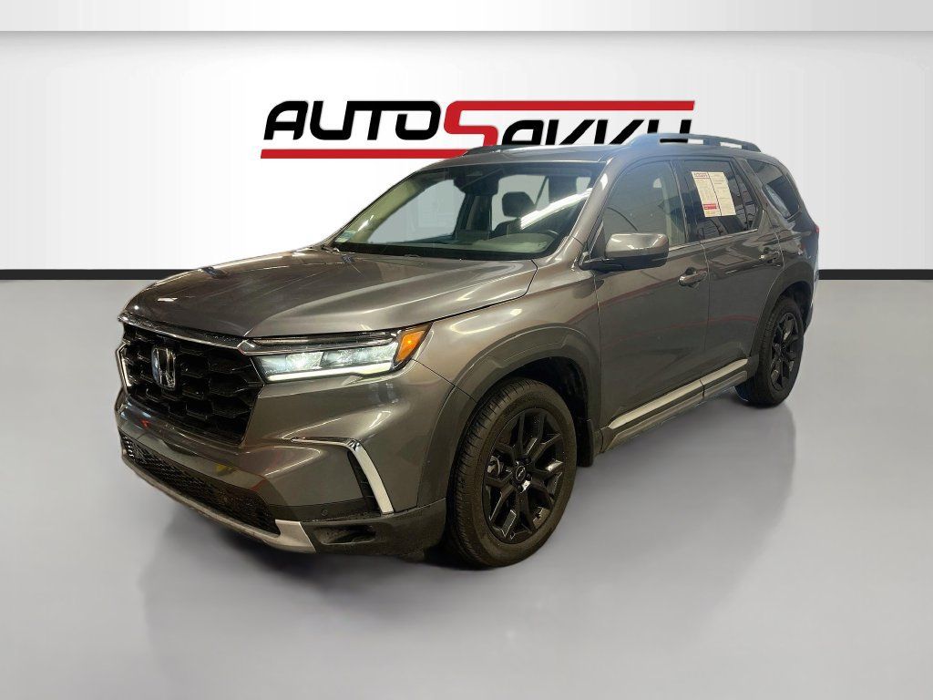 Used 2025 Honda Pilot Touring image 3