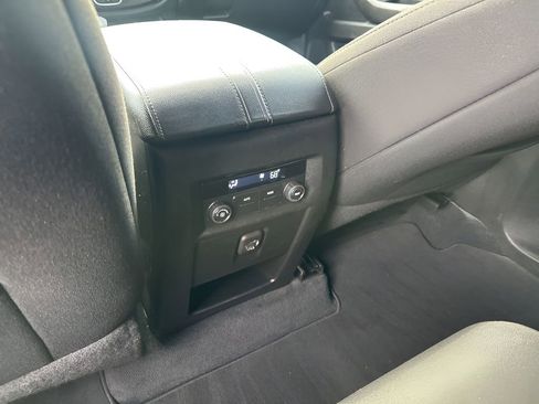 Used 2023 Chevrolet Traverse LT image 20