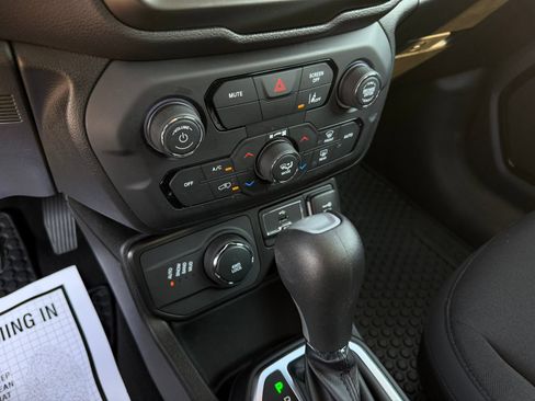 Used 2023 Jeep Renegade Altitude w/ Sun/Sound Group AWD/4WD image 16