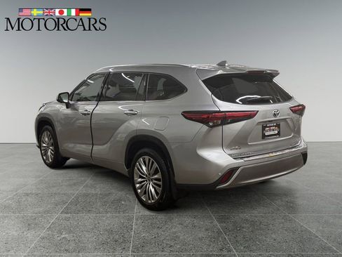 Used 2023 Toyota Highlander Platinum image 5