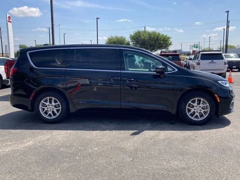 Used 2024 Chrysler Pacifica Touring-L image 4