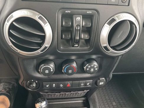 Used 2015 Jeep Wrangler Unlimited Sahara w/ Connectivity Group AWD/4WD image 19